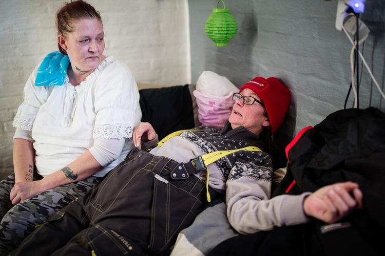 Heidi Eljem Rasmussen (t.v.) og Sussi Gerner Knudsen har begge boet på gaden og oplevet, at folk har forskellige syn på hjemløse mænd og kvinder. »Folk har mere ondt af en kvinde, som sover på gaden, så man får mange tilbud om at sove på sofaer og den slags. Men det kan også være farligt«, siger Heidi.  