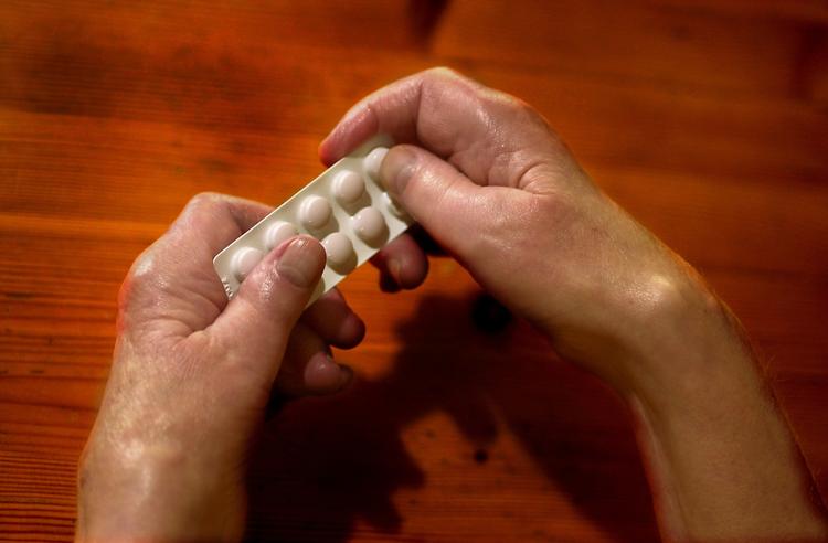 Det kan være svært at trykke sin medicin ud, når man lider af leddegigt. Nu vækker et nyt videnskabeligt studie håb om, at man måske har fundet gigtens onde rod i form af en mundbakterie og på sigt kan udvikle en mere målrettet behandling af den invaliderende sygdom. 