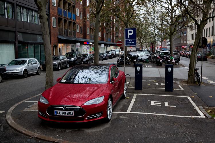 Salget af elbiler er faldet dramatisk i år, efter at luksusbiler som Tesla solgte godt sidste år og blev synlige i det københavnske gadebillede. 