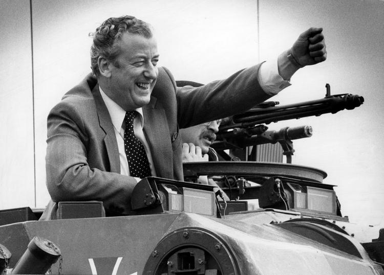 Under sit besøg i Tyskland i 1981 besøgte daværende forsvarsminister Poul Søgaard 6. tyske panserinfanteri-division i Boosted ved Neumünster. Ministeren ses i et tysk panserkøretøj Foto: Erik Kragh 