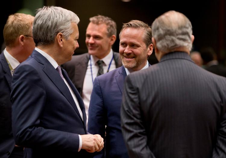 Anders Samuelsen i dialog med den belgiske minister,  Didier Reynders (tv.), ved EU mødet i Buxelles, mandag 12. december 2016.   Foto: AP 