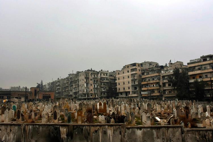 Kirkegård i Aleppo. Efter at oprørerne har overgivet sig endeligt i byen, sænker der sig en dødlignende stilhed efter de voldsomme kampe. Foto: AP 