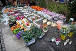 Tusindvis af blomster på stedet på Emdrupvej hvor en 21-årig blev dræbt under et af de formodede bandeskyderier i København. 