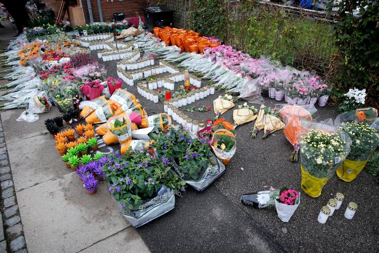 Tusindvis af blomster på stedet på Emdrupvej hvor en 21-årig blev dræbt under et af de formodede bandeskyderier i København. 