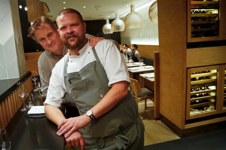 I november blev køkkenchef Gunnar Gislason (forrest) og ejer Claus Meyer tildelt en michelinstjerne til Agern på Grand Central Station i New York. Nu er restauranten også kommet på New York Times’ top 10-liste over året bedste restauranter i byen. 