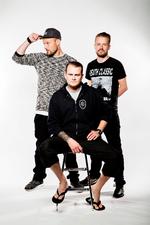 Fra venstre rapper Emil Simonsen alias Orgi-e, rapper Andreas Bai Duelund alias Bai-d og producer Rune Rask.  