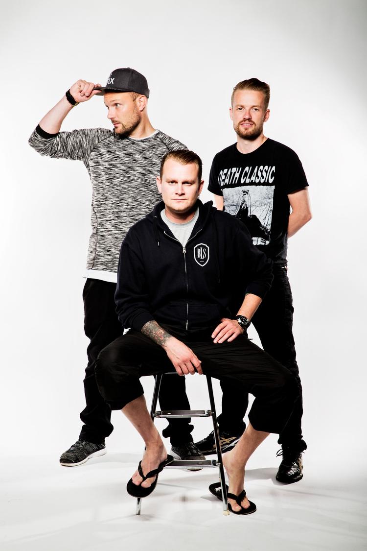 Fra venstre rapper Emil Simonsen alias Orgi-e, rapper Andreas Bai Duelund alias Bai-d og producer Rune Rask.  