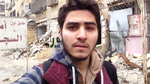 En ung mand beretter fra det udbombede Aleppo. Screendump/Twitter 