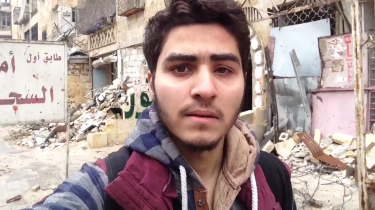 En ung mand beretter fra det udbombede Aleppo. Screendump/Twitter 