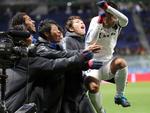 Kashima Antlers' Yasushi Endo (th.) fejrer med holdkammerater en scoring under semifinalen mod Atletico Nacional fra Colombia ved VM for klubhold i Japan.
 