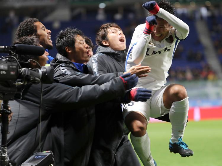 Kashima Antlers' Yasushi Endo (th.) fejrer med holdkammerater en scoring under semifinalen mod Atletico Nacional fra Colombia ved VM for klubhold i Japan.
 