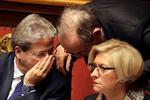 Paolo Gentiloni (t.v.) har fået opbakning fra det italienske Senat. Her er han med finansminister Pier Carlo Padoan og forsvarsminister Roberta Pinotti. 
