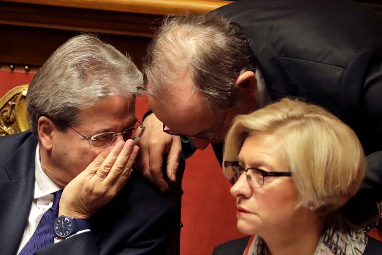 Paolo Gentiloni (t.v.) har fået opbakning fra det italienske Senat. Her er han med finansminister Pier Carlo Padoan og forsvarsminister Roberta Pinotti. 