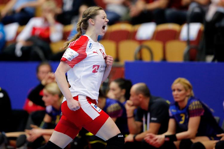 Danmarks Anne Mette Hansen jubler efter en scoring. 