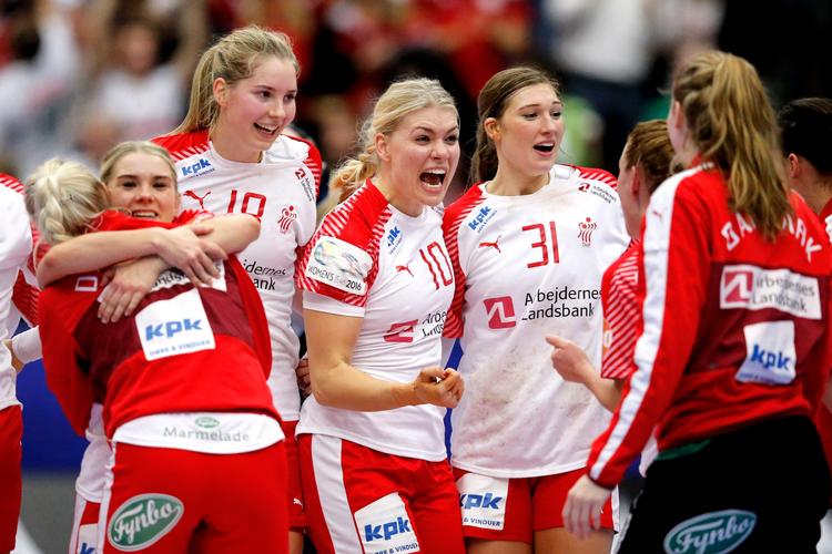Trine Østergaard, Kristina Kristiansen, Mette Tranborg, Kathrine Heindahl, Line Haugsted og Althea Reinhardt jubler. Semifinalen er hjemme. 