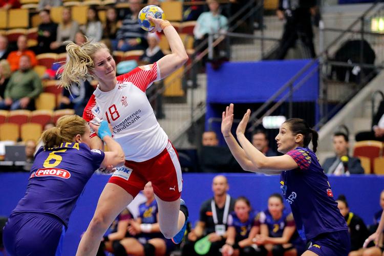 Danmarks Mette Tranborg mellem Rumænien Crina Elena Pintea og Maria Zamfirescu. 