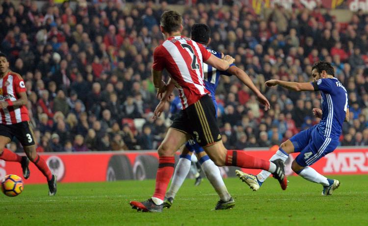 Cesc Fàbregas bringer her Chelsea foran 1-0 på Stadium of Light i Sunderland onsdag aften, hvor London-klubben havde chancen for at stikke af i toppen af Premier League-tabellen. 