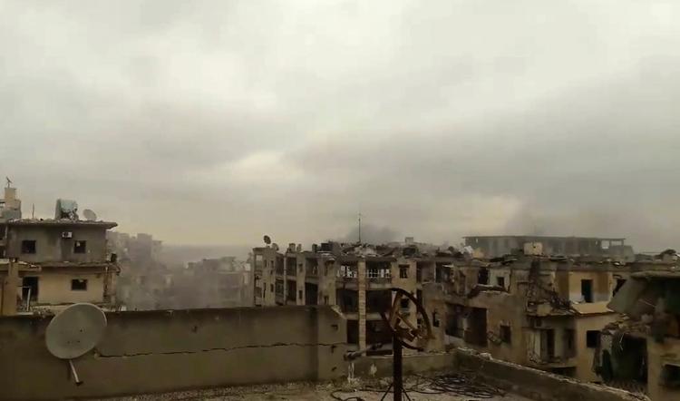Stillbillede fra en video taget af en syrisk aktivist onsdag, der viser  røgen fra de bomber, der onsdag atter ramte Aleppo. 