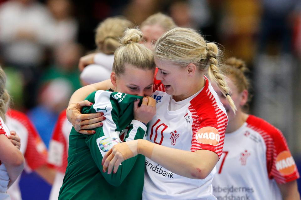 En glad Sandra Toft og Kathrine Heindahl efter kampen. 