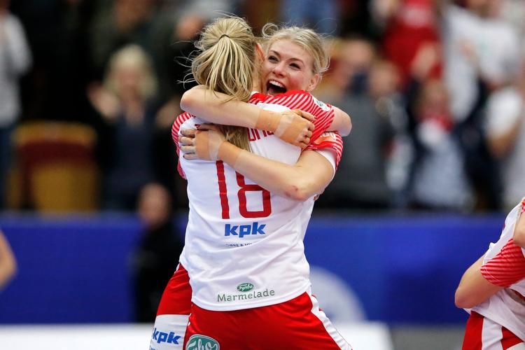 Mette Tranborg og Kathrine Heindahl jubler efter kampen. 