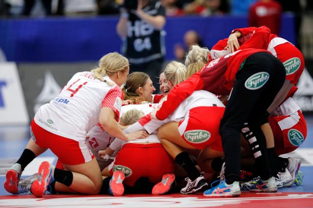 Glade danske spillere efter kampen. 