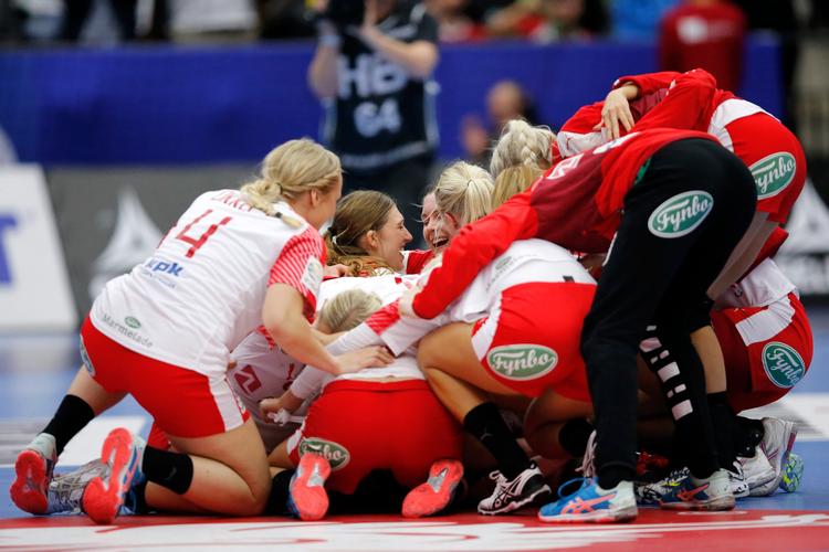 Glade danske spillere efter kampen. 