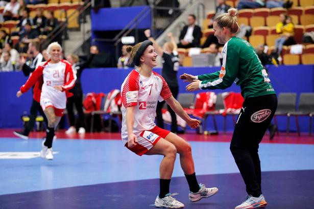 Kristina Kristiansen, Maria Fisker og Sandra Toft jubler efter sejren. 