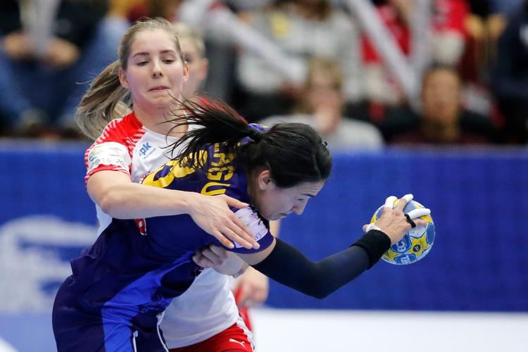 Danmarks Mette Tranborg stopper Rumænien Cristina Neagu. 