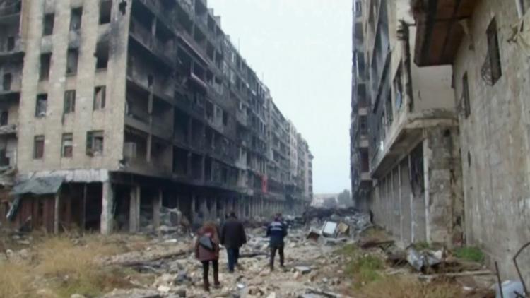 Dette foto er taget inden evakueringen fra Østaleppo. Indbyggere går rundt i gaderne tirsdag den 13. december. (AP Photo) 