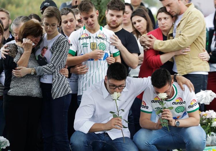 Slægtninge sørger ved en begravelse af et af ofrene fra klubben Chapecoense. Snart skal klubben igen spille kamp.

 