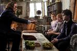Det er i denne scene fra 'Harry Potter og Dødsregalierne 1', vi første gang møder 'Barden Beedles eventyr'. Til  højre ser vi de tre helte. Til venstre ministeren for magi,  Rufus Scrimgeour. 