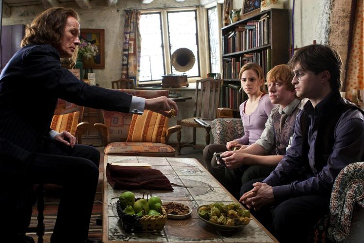 Det er i denne scene fra 'Harry Potter og Dødsregalierne 1', vi første gang møder 'Barden Beedles eventyr'. Til  højre ser vi de tre helte. Til venstre ministeren for magi,  Rufus Scrimgeour. 