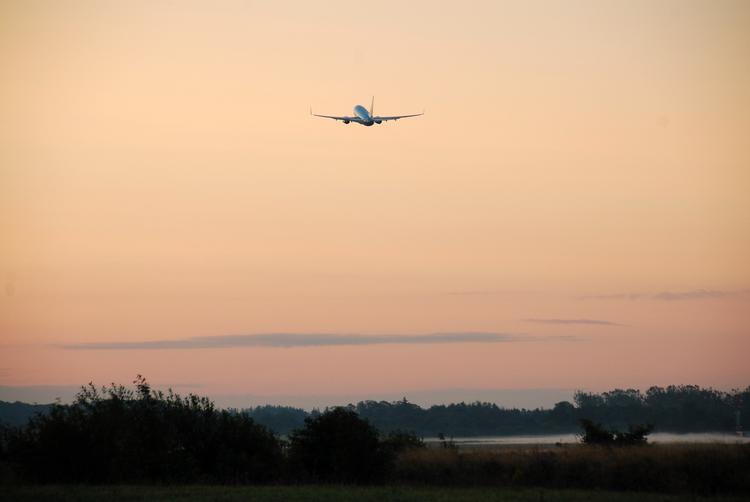 Afgang. Et fly på vej op i de højere luftlag over den jyske hede efter afgang fra Billund Lufthavn. Foto: Billund Lufthavn. 