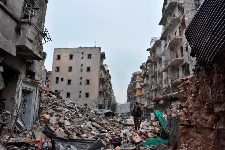 »DK bør tage 1500 kvoteflygtninge. Det ville være et fint signal at sende i denne tid, hvor civile fra Aleppo er på flugt fra bomber og henrettelser«, skriver Pia Olsen Dyhr. Aleppo, 13. december 2016. Foto: George Ourfalian (AFP foto)  
