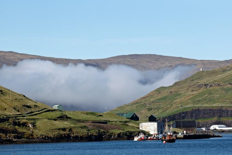 Velstanden er <QL>steget på <QL>Færøerne, hvor seks-syv firmaer skovler penge ind på det havgående fiskeri, mens det kystnære småfiskeri kører med underskud. Og selv om vi skriver 2016, er de færøske kvinder stadig underlagt den danske abortlov fra 1956.  