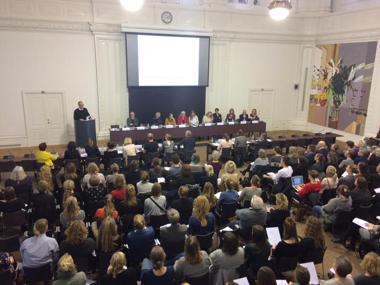 Fødselslæge fra talerstol i Landstingssalen torsdag eftermiddag, da der var hastehøring om pres på fødegangene. 