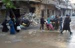 Civile samler sig i Østaleppo for at blive evakueret ud af byen. (Thiqa News via AP) 