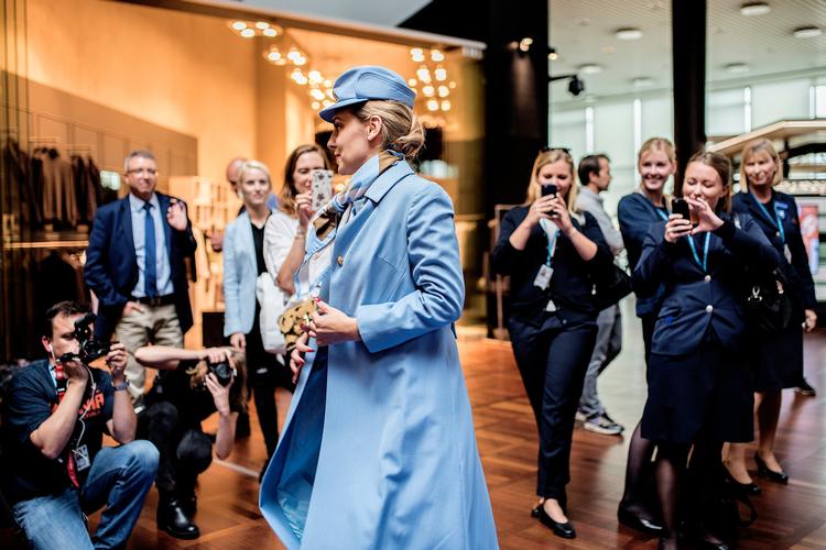 SAS's ansatte og de øvrige i luftfartsindustrien kan måske se frem til at flere kolleger i København. Kvinden på billedet viser SAS' nye uniform frem. Den blev præsenteret tidligere i år. 