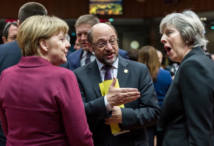 Martin Schulz (m.f.) holdt en dundertale til blandt andre den tyske kansler, Angela Merkel (t.v.), og den britiske premierminister, Theresa May, om betydningen af det Europaparlament, han er formand for, i forhandlingerne om briternes exit fra EU.  