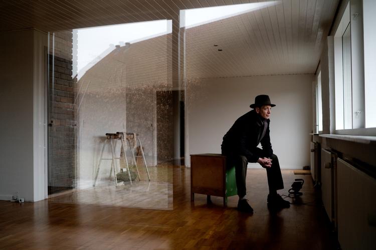 Hasse Traberg-Andersen og hans familie kan ikke bo i deres hus. De er blevet lovet hjælp fra Garantifonden for Skadesforsikring, men foreløbig ved familien ikke, hvad der skal ske og, hvor meget de får i erstatning. 