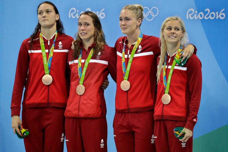 Ved OL i Rio stod Mie Ø. Nielsen, Rikke Møller Pedersen, Jeanette Ottesen og Pernille Blume side om side, da de fik medaljer i 4x100 m medley, men i denne weekend svømmer de i fire forskellige haller ved de danske holdmesterskaber. 