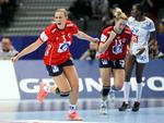 Emilie Hegh Arntzen og Marit Malm Frafjord fejrer en af semifinalens 20 norske scoringer. 