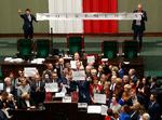Oppositionspolitikere sang nationalmelodien i det polske parlament, mens demonstranter blokerede udgangene. 