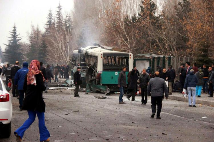 Den ødelagte bus efter lørdagens bombeangreb i Kaysari i Tyrkiet. Foto: AP.
 