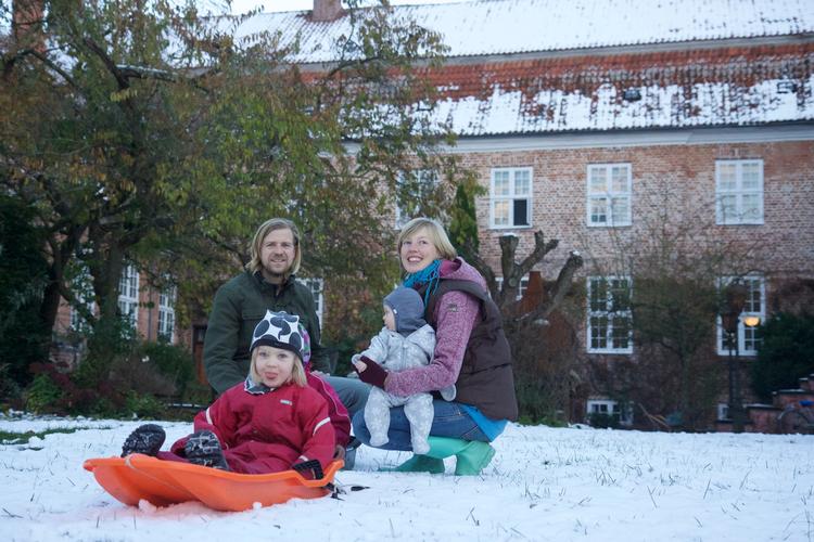 Andreas Kamp og hans kone Freja har kæmpet for færre gaver og mere genbrug. Han har f.eks. fået sin fars værktøj og bedstefars kedeldragt i gave. Foto: Christina Adler Jensen  