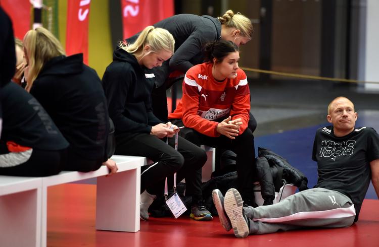 Stine Bodholt (rød trøje) er blevet bedre til at pakke en kamp væk og fokusere på den  næste. 