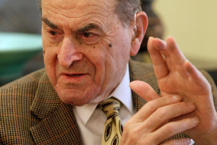 Henry Heimlich døde af et hjerteanfald. Han blev 96 år og reddede en kvinde med sit berømte greb så sent som i maj i år.  