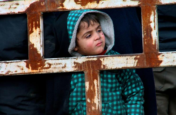 En dreng er sammen med sin familie blevet transporteret fra det østlige Aleppo, som har oplevet de hårdeste kampe den seneste uge, til den vestlige del af byen. 