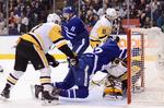 Vi har desværre ikke billeder af en eneste af Frederik Andersens 33 redninger, men til gengæld er hans kollega i den modsatte ende. Marc-Andre Fleur, her foreviget i et sammenstød med Torontos Nazem Kadri (Jon Blacker/The Canadian Press via AP) 