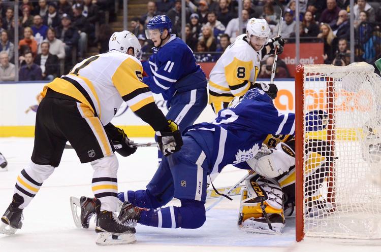 Vi har desværre ikke billeder af en eneste af Frederik Andersens 33 redninger, men til gengæld er hans kollega i den modsatte ende. Marc-Andre Fleur, her foreviget i et sammenstød med Torontos Nazem Kadri (Jon Blacker/The Canadian Press via AP) 